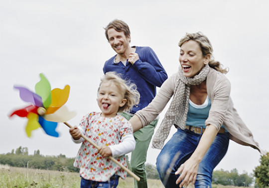 une famille en train de courir 